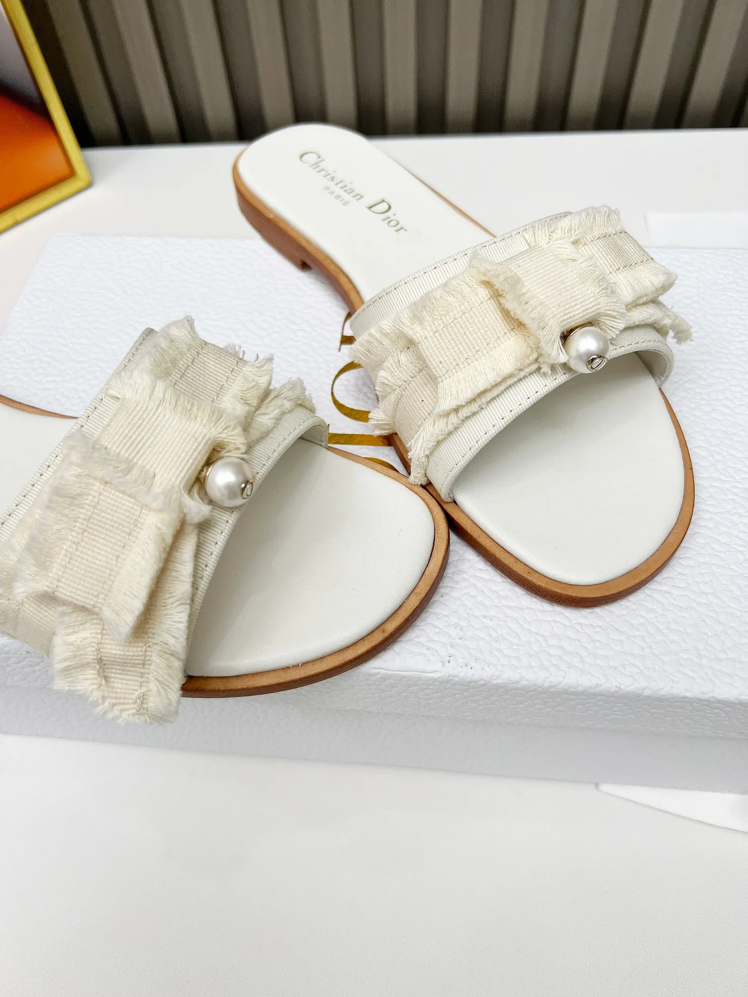 👟👟Ex-factory price 340👟👟 Genuine leather sole +40 DIOR purchasing grade Dior Dior new colors new elements DIOR spring and summer new round toe pearl open toe slippers, retro and versatile. The top version on the market. Upper: Original molded fabric Lining: Water-dyed sheepskin lining Size: #35-42 (40, 41, 42 custom-made, non-refundable)